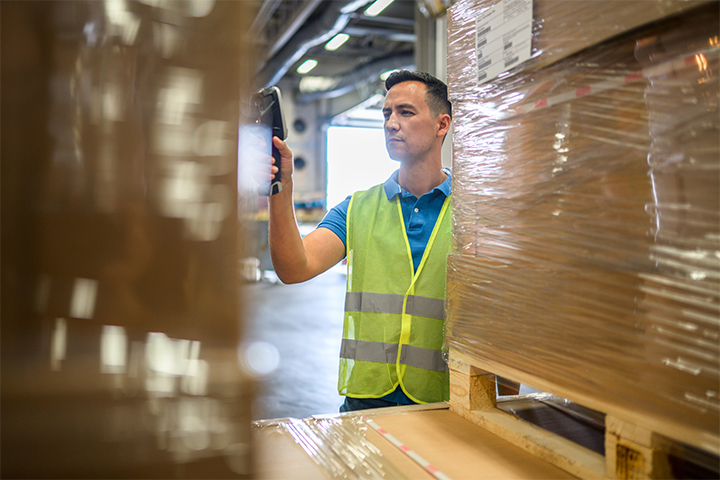 Man scanning parcels image