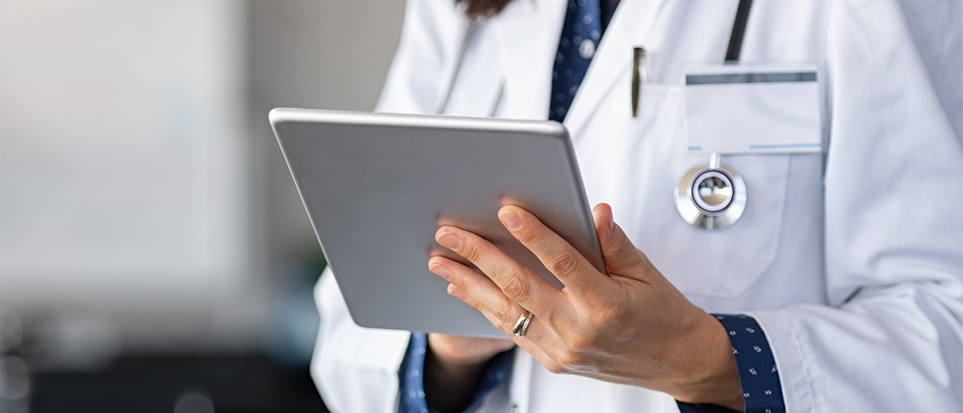 Davaso header image female scientist at work