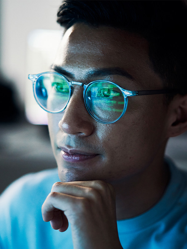 Fullstack Portrait 2 Man in glasses